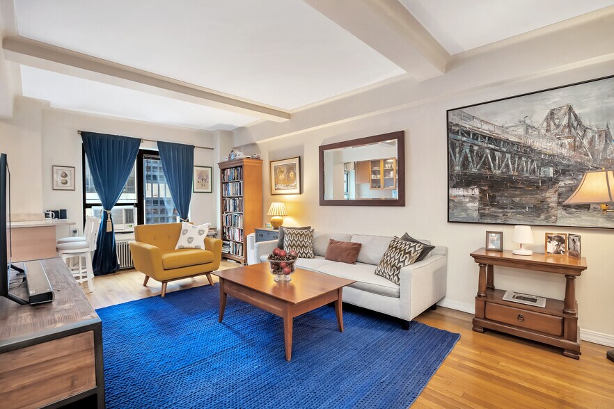 Living Room - Spacious 1-bedroom to rent - 227 E 57th St