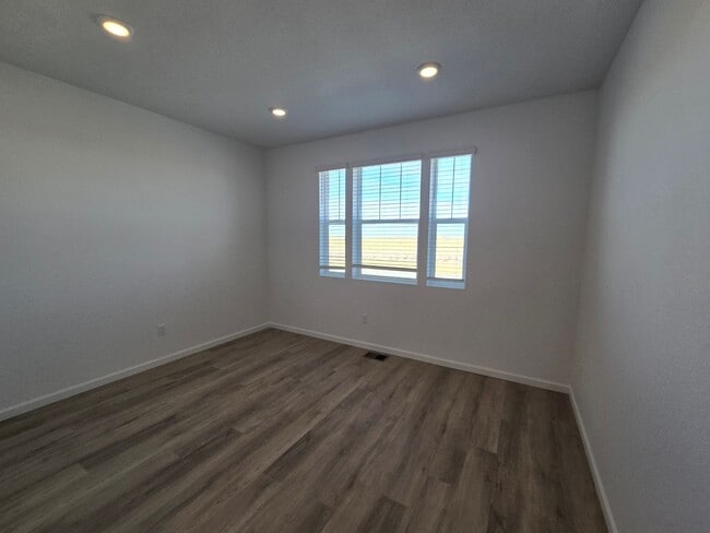 Building Photo - Brand New Aurora Highlands Ranch