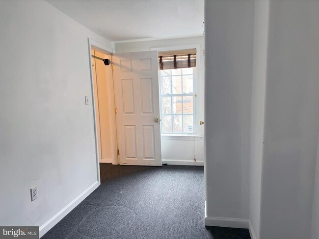 Building Photo - 1525 Montrose St