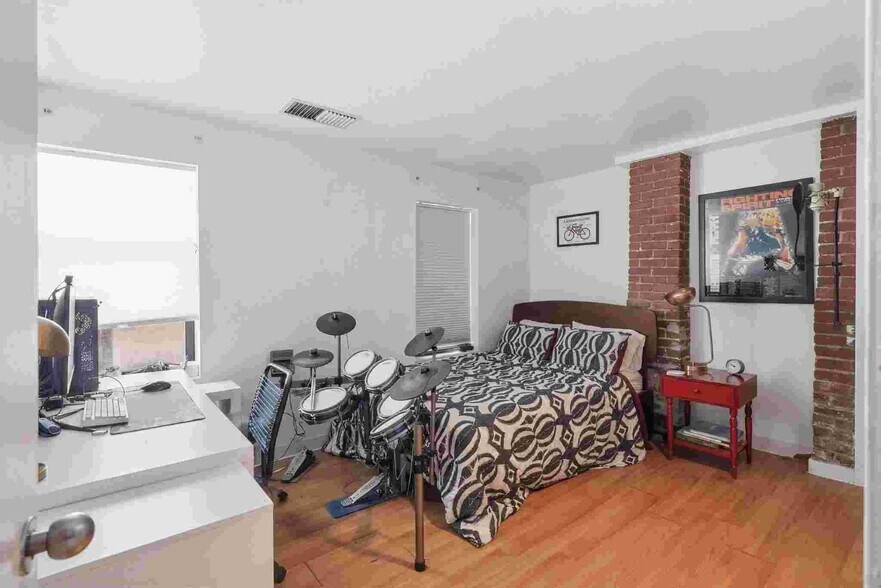 Building Photo - 103 Gainsborough St