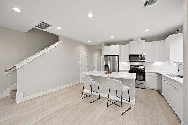 Building Photo - 8672 Easthaven Blvd