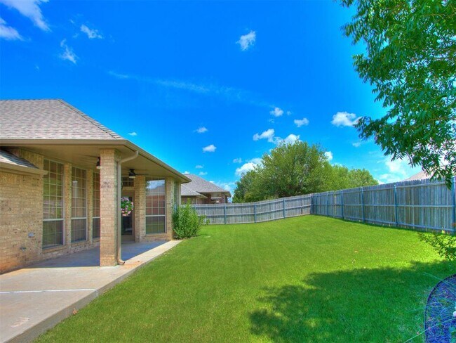 Building Photo - 16616 Hardwood Pl