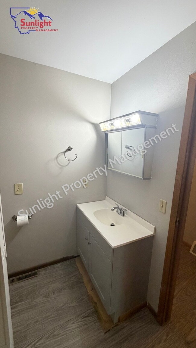 Building Photo - Spacious 2 Bedroom, 1 Bath Duplex with Garage and Laundry Room