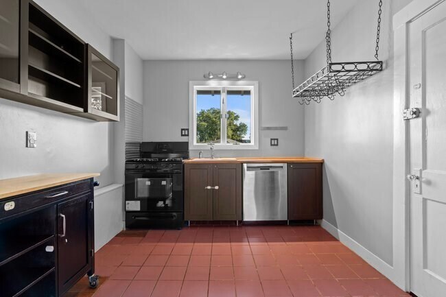 Building Photo - 253 Sycamore St