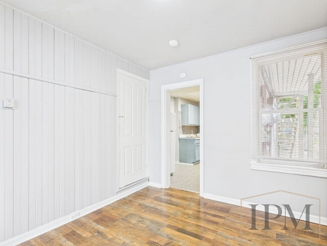 Building Photo - Available Now Cozy 1 Bedroom 1st floor Apa...