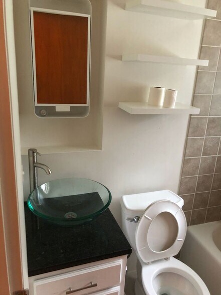 Building Photo - 454 Warner St