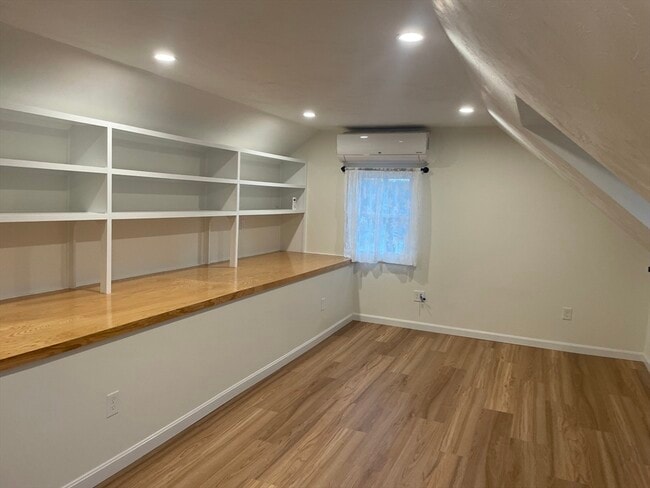 Building Photo - 6 St John Ln