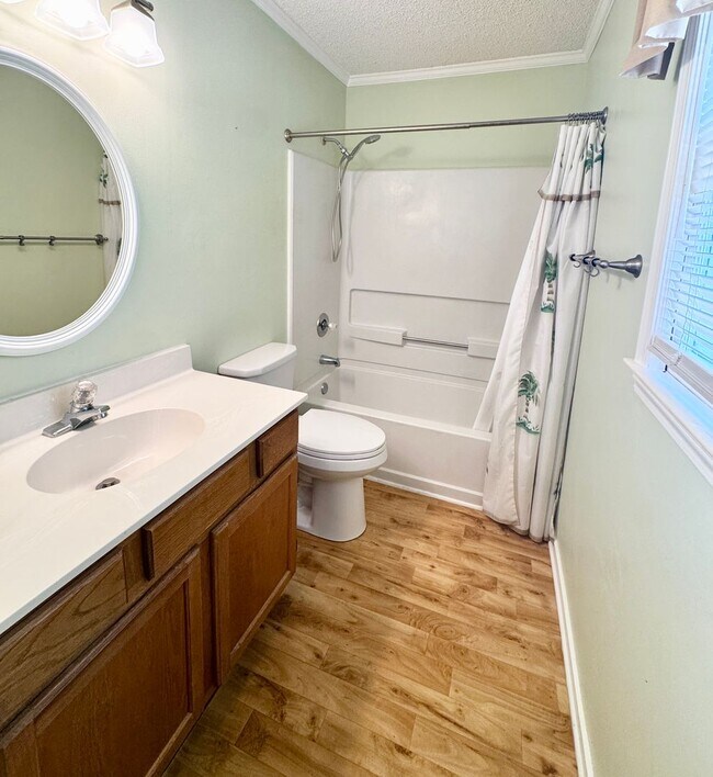 Building Photo - 3 Bed, 2 Bath - WALK to class -ALL UTILITIES INCLUDED