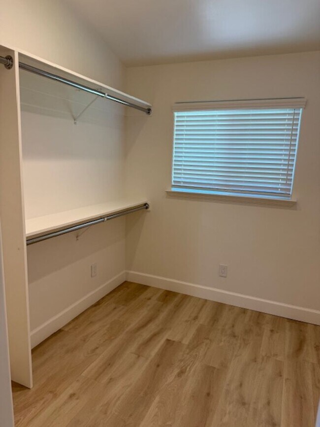 Building Photo - Great 2 bedroom, 1 bathroom house with office/bonus room and Ocean Views near DLI and downtown Mo...