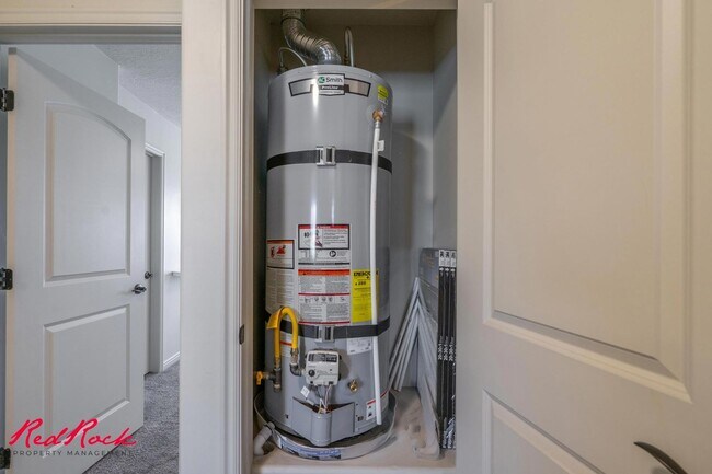 Building Photo - Charming 3 bedroom Townhome. 2 Community Pools!