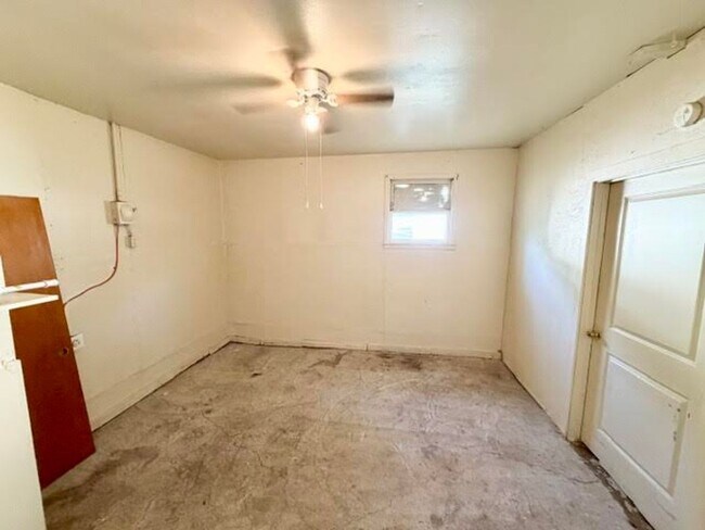 Building Photo - 122 Meadowbrook St
