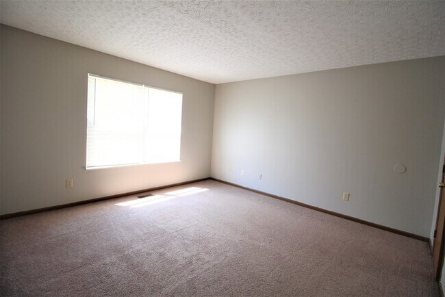 Building Photo - 2 bedroom ranch, duplex