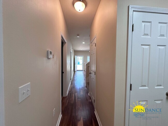 Building Photo - Stunning  3 Bedroom Townhouse in Fort Walton