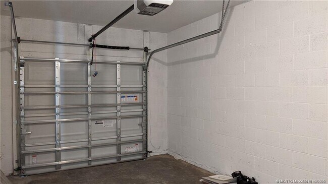 Building Photo - 373 SE Sea Hunt Way