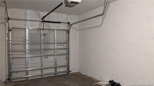 Building Photo - 373 SE Sea Hunt Wy