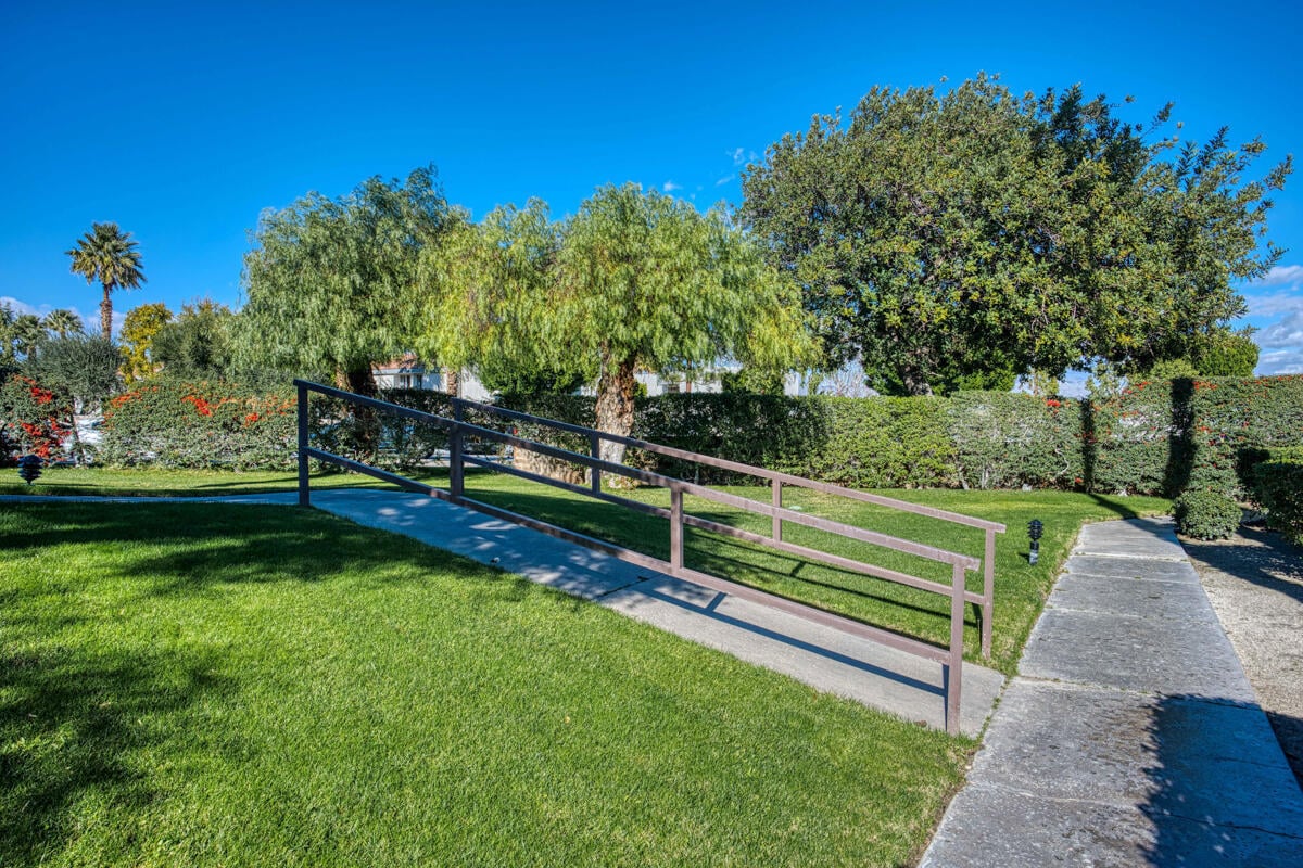 Landscaping View - 420 N Villa Ct