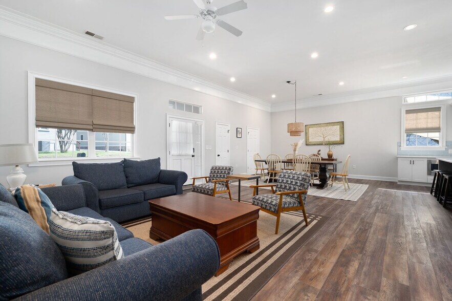 Main living area (furniture not included) - 4493 Winn St