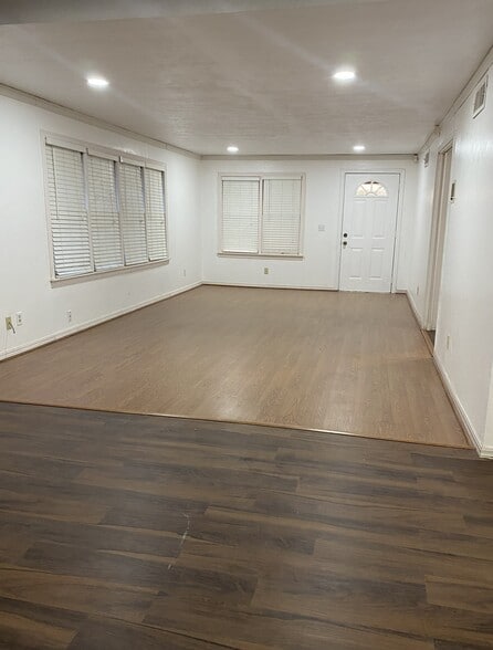 Building Photo - 310 S Sooner Rd