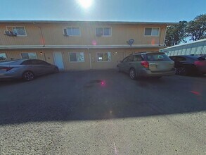Building Photo - 2 Bedroom Townhouse ~ Centrally Located