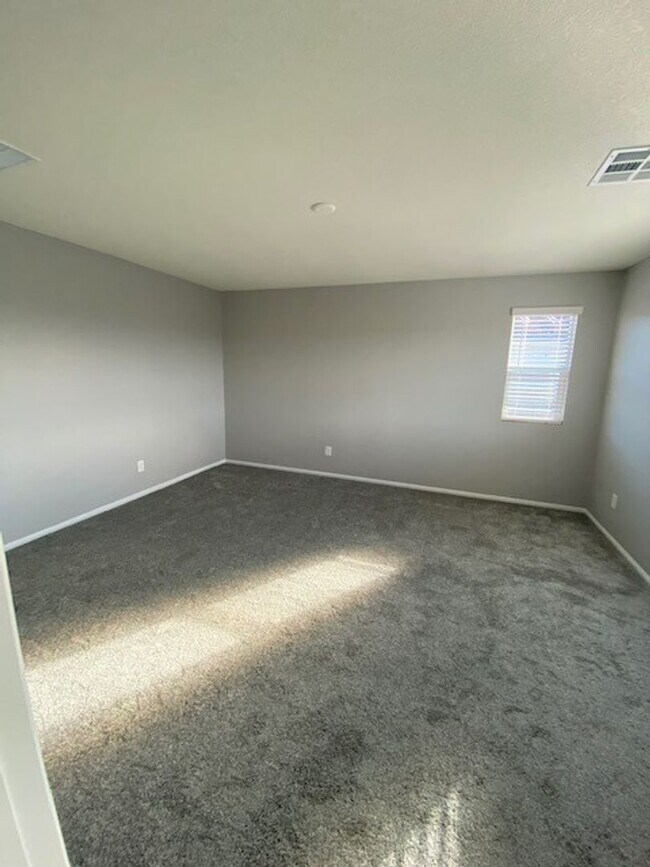 Building Photo - Modern North Las Vegas Townhome with Granite Countertops, Covered Patio & Open-Concept Living