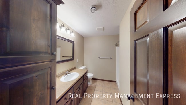 Building Photo - Modern 4 Bedroom 2 Bathroom Twin-Home in Tea