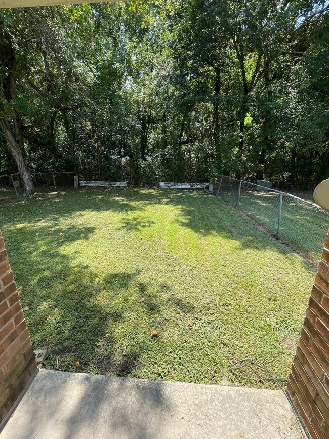 Building Photo - 2344 Elm Park Dr