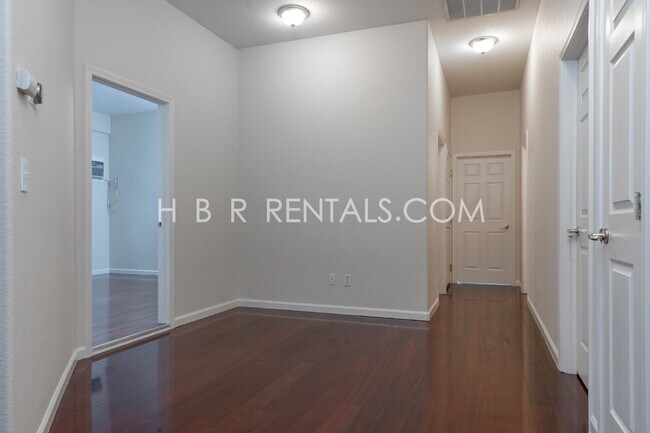 Building Photo - 1582 Peony Dr