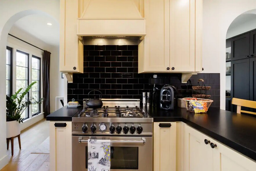 Building Photo - 1911 Rosalia Rd