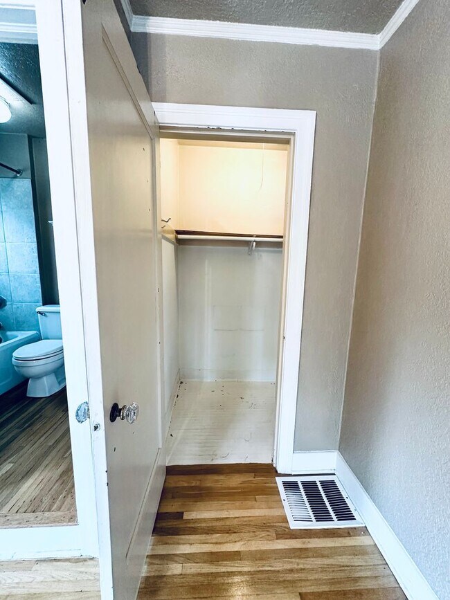 Building Photo - 1000-1003 W 25th Ave