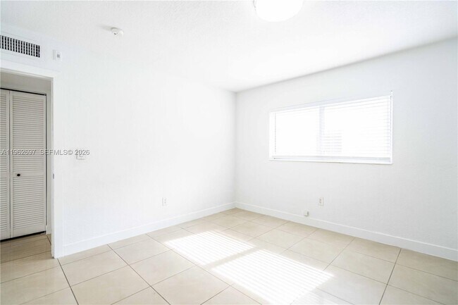 Building Photo - 1940 Biarritz Dr