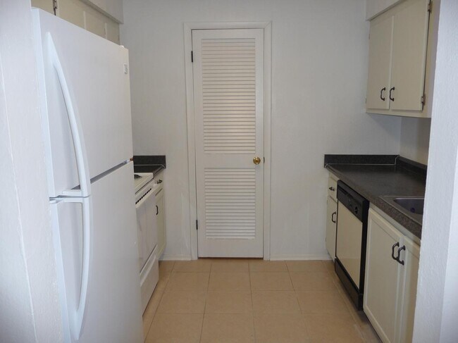 Building Photo - 200 Country Club Dr