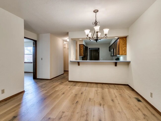 Building Photo - 3-bed 2-bath Townhouse Available in NW Nor...