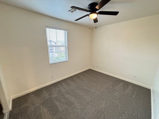 Building Photo - 10735 Knickerbocker Ave