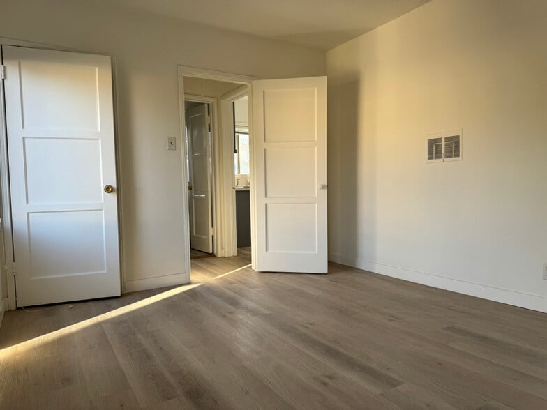 Building Photo - 3740 S Bentley Ave