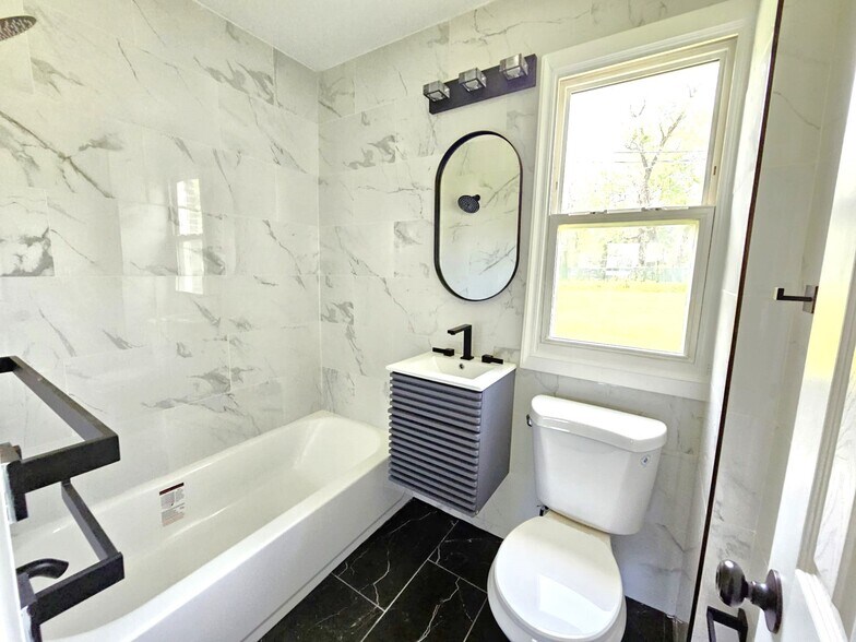 Building Photo - 1001 S Main St