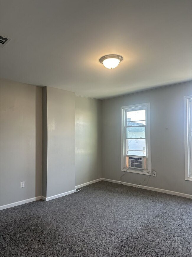 Building Photo - 482 E Markison Ave