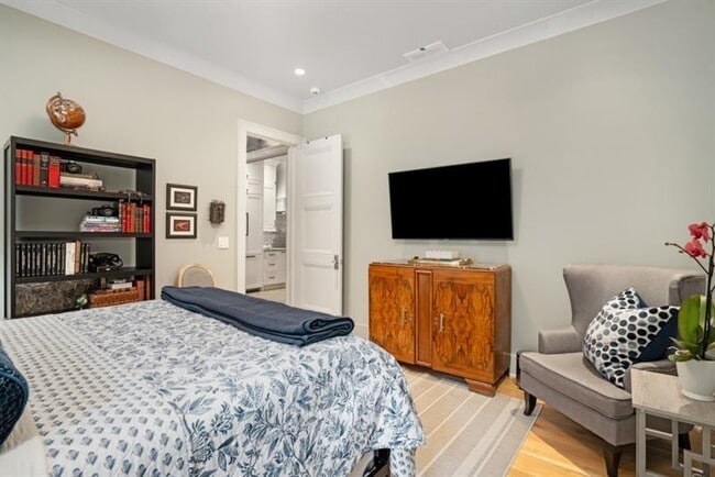 Building Photo - 407 8th St NE