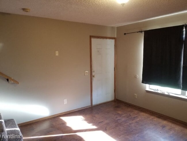 Building Photo - 2 br, 1.5 bath Townhome - 323 N. Madison