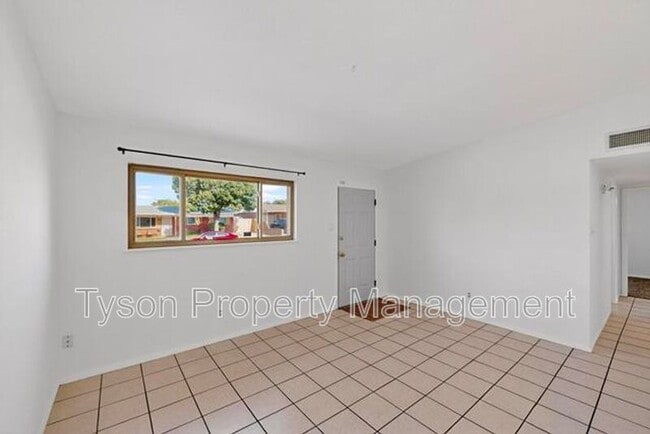 Building Photo - 736 Claudine St NE