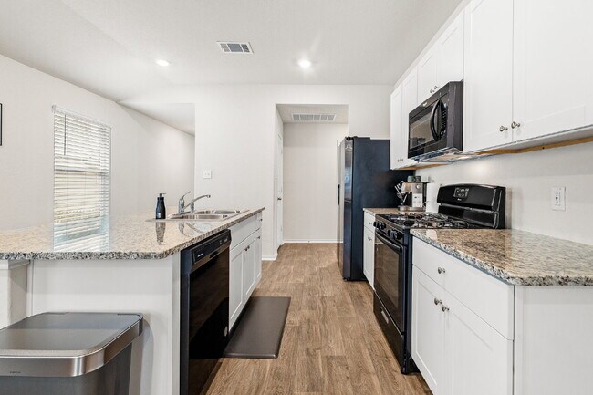 Building Photo - 6430 Greensleeves