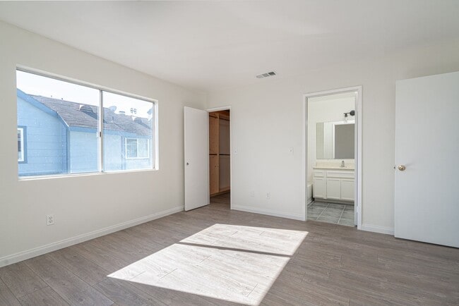 Building Photo - Costa Mesa Townhome | 2BR, 2.5BA | Minutes to the Coast | *FREE ½ MONTHS RENT UPON MOVE IN*