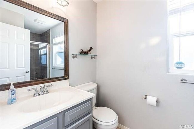 Building Photo - Gorgeous 3 Bedroom 2 Bathroom home with 1 ...