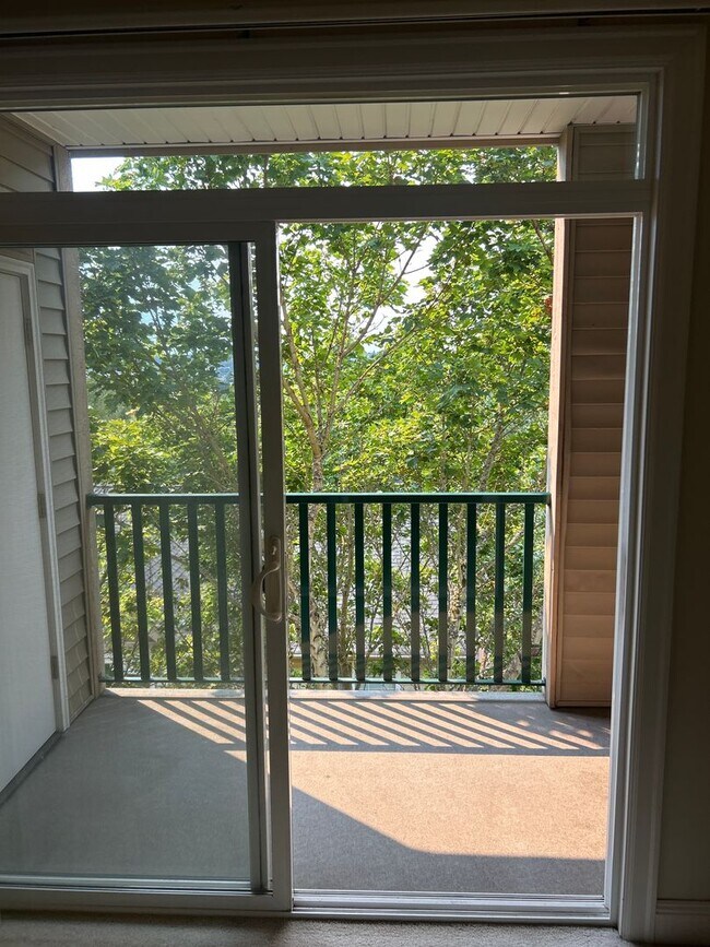 Building Photo - 2B, 2BA upstairs condo in SW Renton with g...