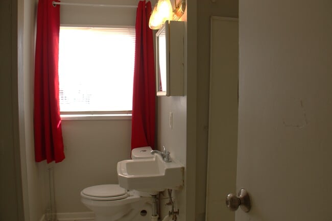 Building Photo - 1709 Oakwood Ave NE