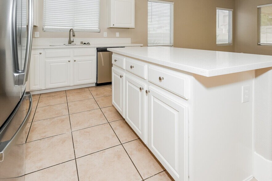 Building Photo - 5984 Tunbridge Ave