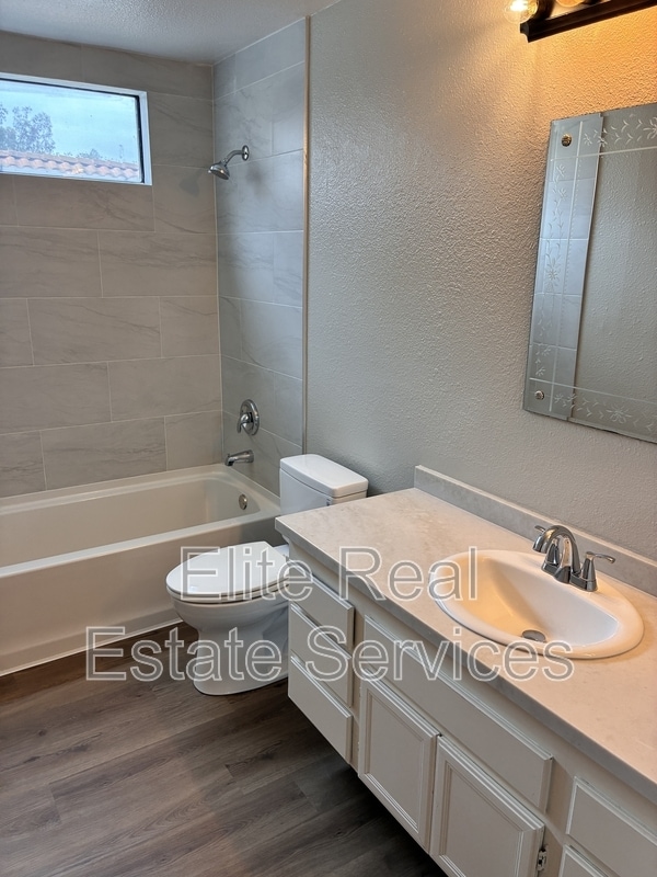 Building Photo - 4582 Villas Dr