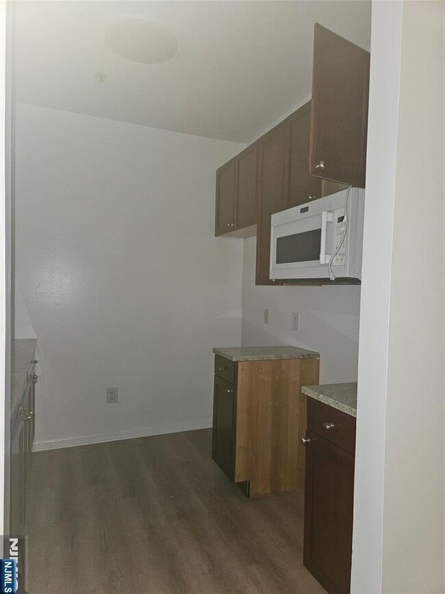 Building Photo - 1109 Tenakill Park W