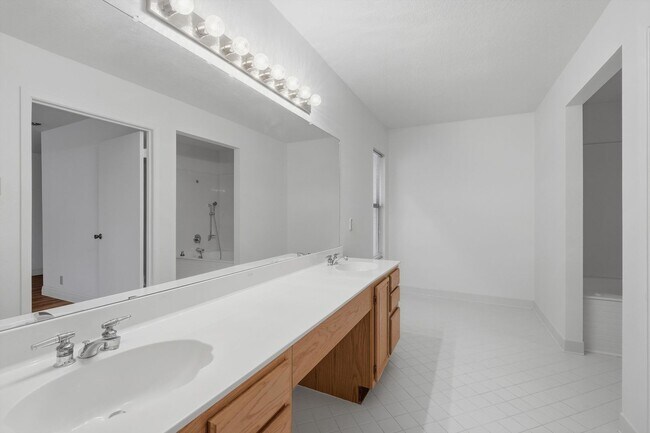 Building Photo - Spacious 4/2.5 in Northwest Crossing