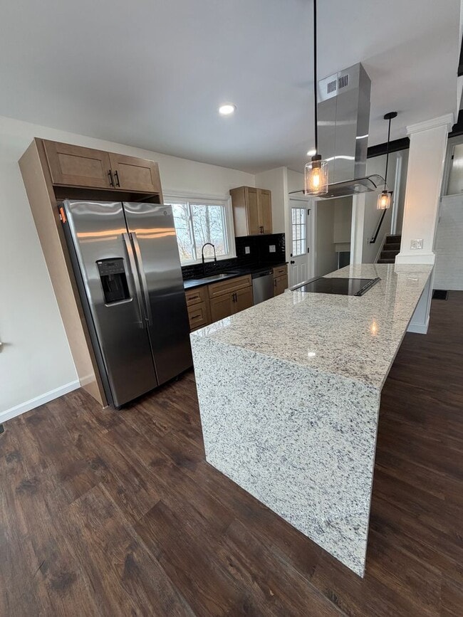 Building Photo - Beautifully Renovated 3/2 in Huge Lot