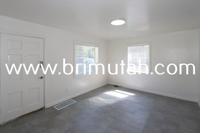 Building Photo - 950 E Millcreek Way